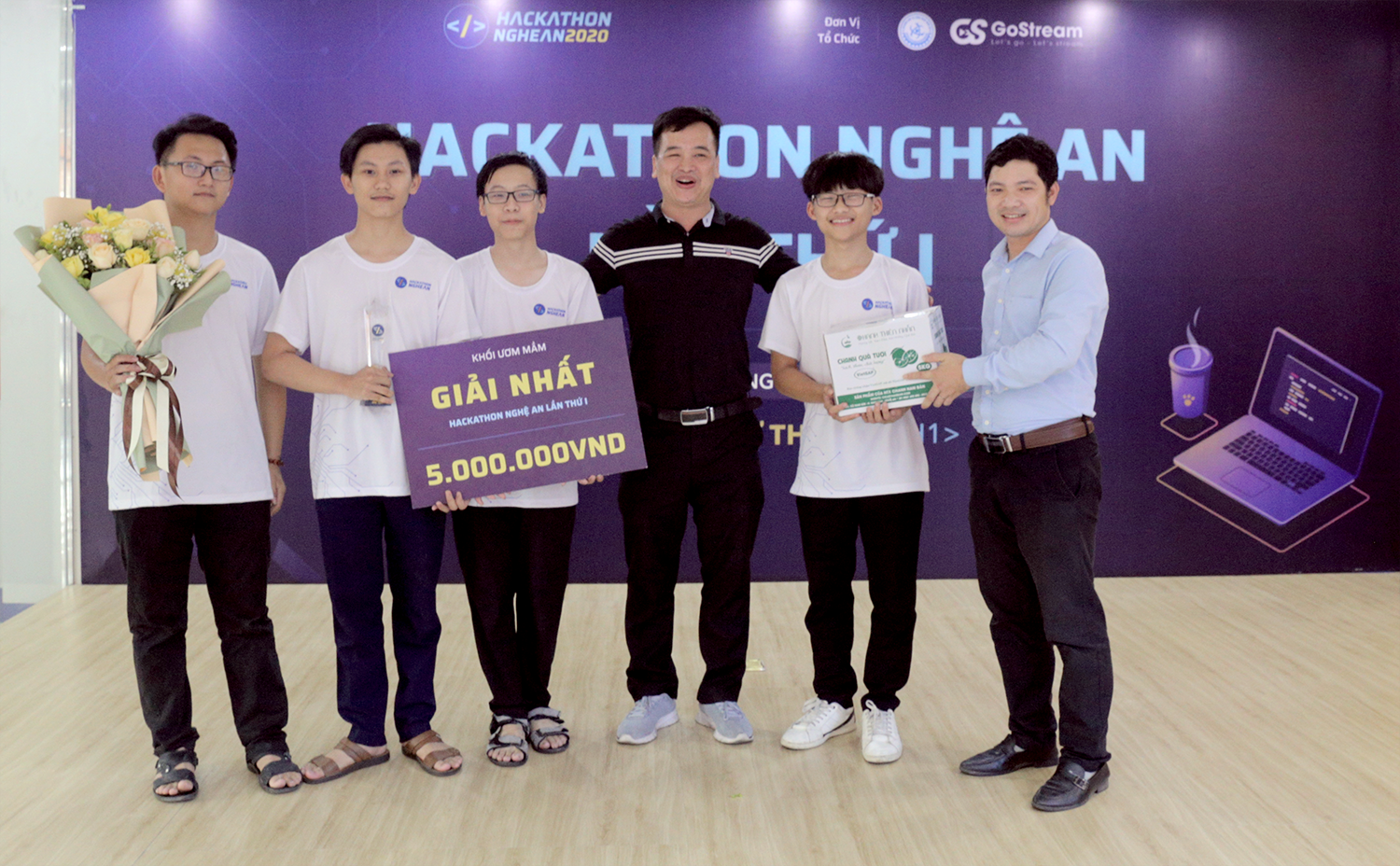 Trao thưởng Cuộc thi “Hackathon Nghệ An năm 2020”.